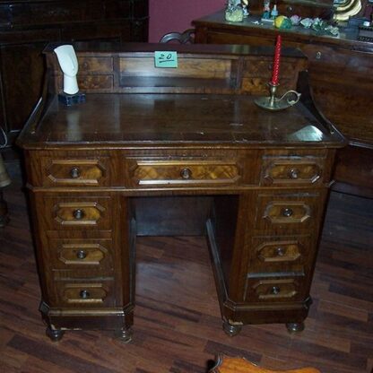 Antica scrivania  in legno di noce Epoca ‘800