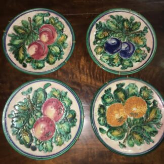 4 piatti di ceramica, lavorati e dipinti a mano, con ganci per appenderli