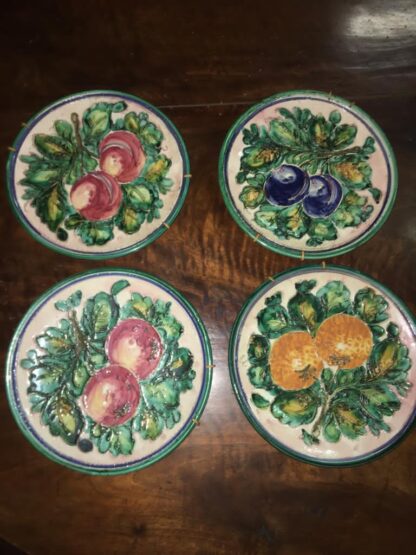 4 piatti di ceramica, lavorati e dipinti a mano, con ganci per appenderli