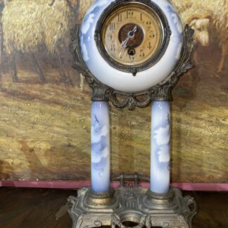 Antico orologio a tempietto in bronzo  con ceramica dipinta