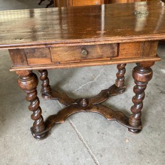 Tavolino scrittoio  in noce  del 1600