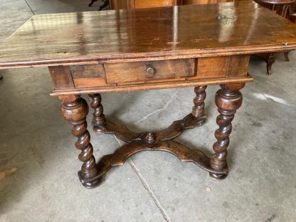 Tavolino scrittoio  in noce  del 1600
