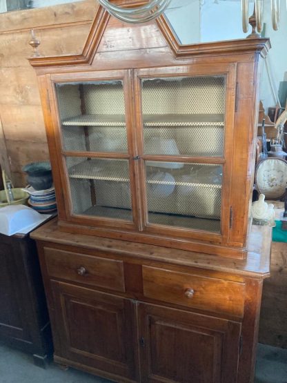 Antica credenza  in legno  del XIX secolo
