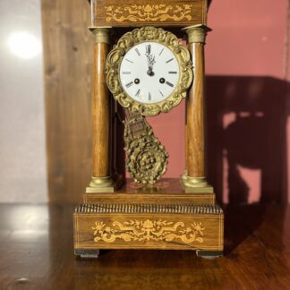 Antico orologio a pendolo a portico/tempi