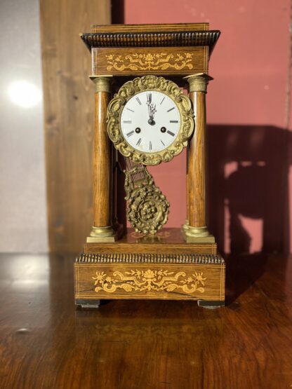 Antico orologio a pendolo a portico/tempi