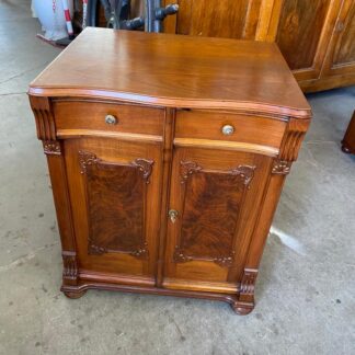 Credenza italiana in legno del XX secolo
