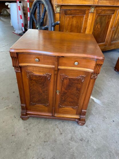 Credenza italiana in legno del XX secolo