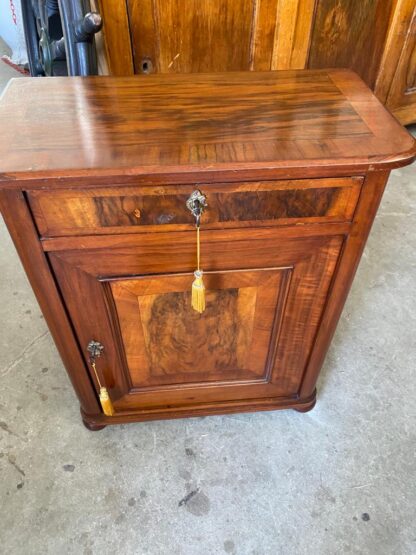 Credenza italiana in legno del XX secolo