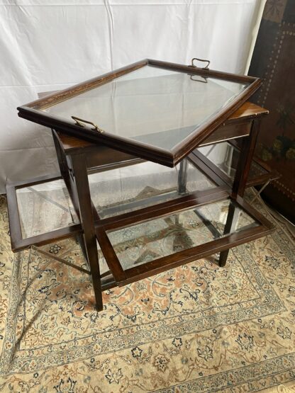 Tavolino vetrina in mogano con vassoio per esposizione