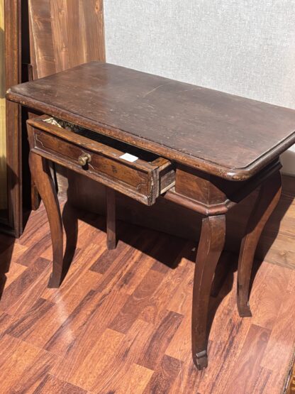 Tavolino in legno di noce con cassetto, '700 - immagine 3