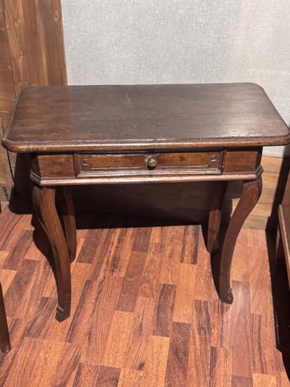 Tavolino in legno di noce con cassetto, '700 - immagine 6