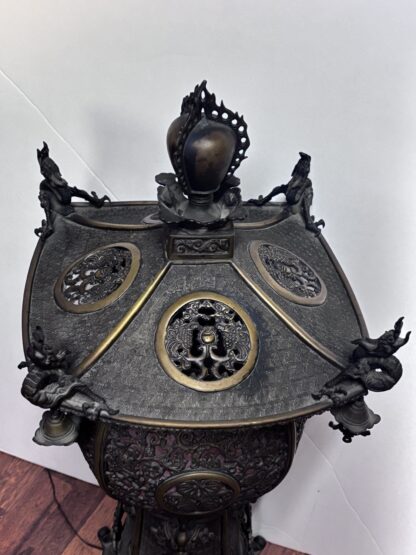 Una lampada da tavolo lanterna in bronzo giapponese rara e molto decorativa - immagine 4