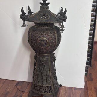 Una lampada da tavolo lanterna in bronzo giapponese rara e molto decorativa