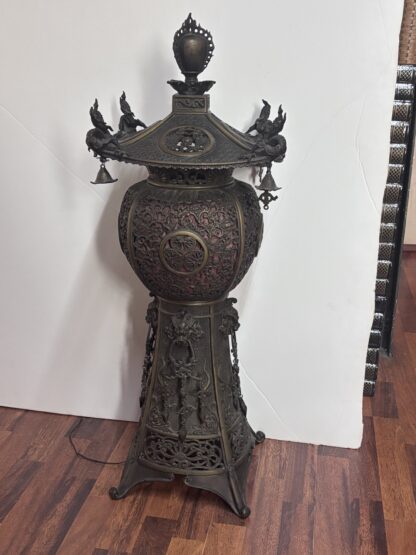 Una lampada da tavolo lanterna in bronzo giapponese rara e molto decorativa