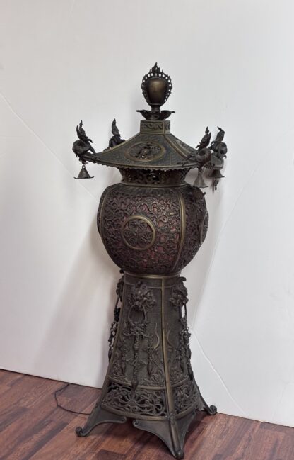 Una lampada da tavolo lanterna in bronzo giapponese rara e molto decorativa - immagine 2