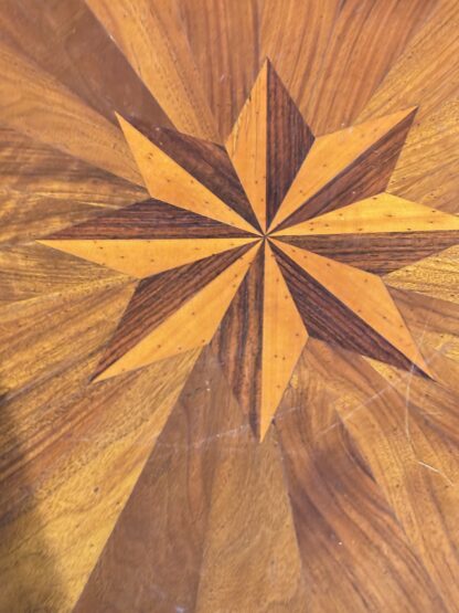 Tavolo rotondo intarsiato - fine XIX / inizio XX sec - Stile Biedermeier - immagine 5