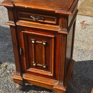 Comodini in legno scuro con cassetto e porte simmetriche